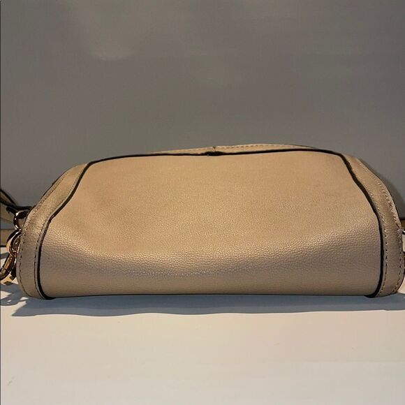 Elegant Beige Crossbody Bag - Picture 8 of 8